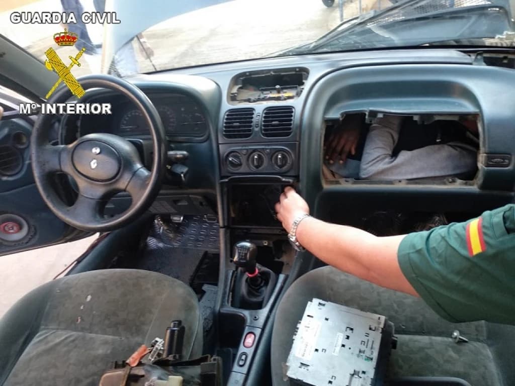 Migrant skriven ispod kasete automobila