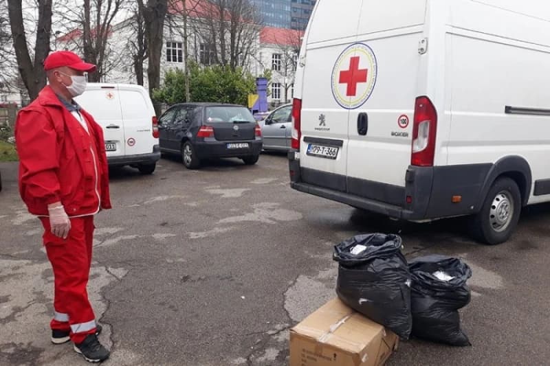 Volonteri Crvenog križa pomažu starijima, kupuju namirnice, dostavljaju lijekove