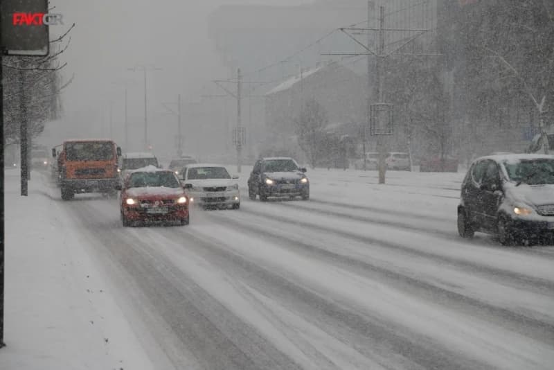 Zbog izuzetno niskih temperatura koje slijede, češće palite vozilo, podmažite brave