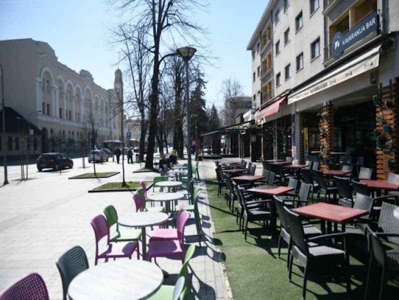 Nove odluke štaba u RS-u: Otvaraju se tržni centri, kafići i škole i dalje ne rade