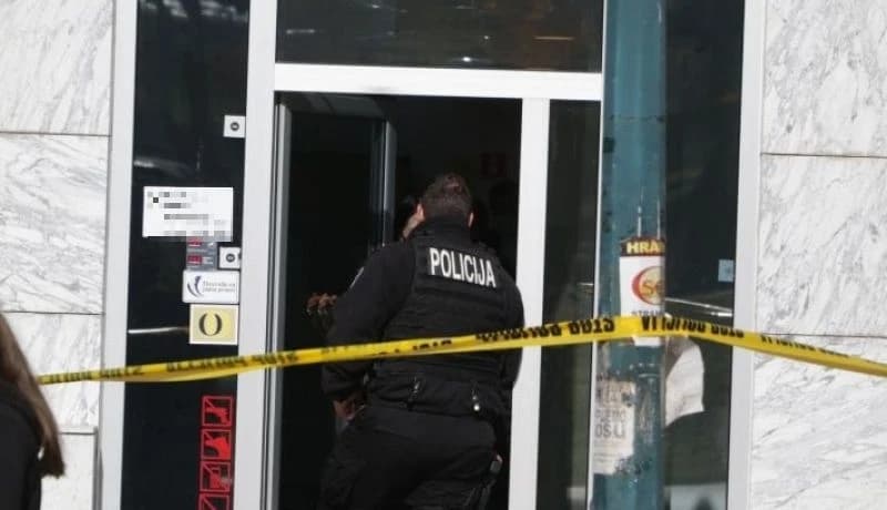 Naselje Ljubače kod Tuzle: Razbojnik s "fantomkom" naoružan pištoljem opljačkao minimarket