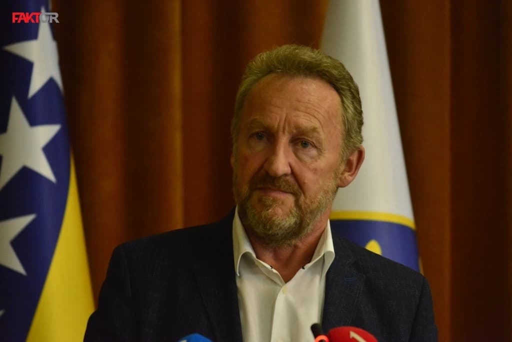 Izetbegović: Na tri naroda i "tri velika brata" ne treba pristati, ja sam predstavnik jedne stranke, ne želim da BiH tako tretiraju