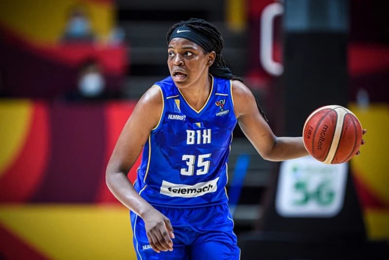 Double-double fenomenalne Jonquel Jones, poraz Connecticuta