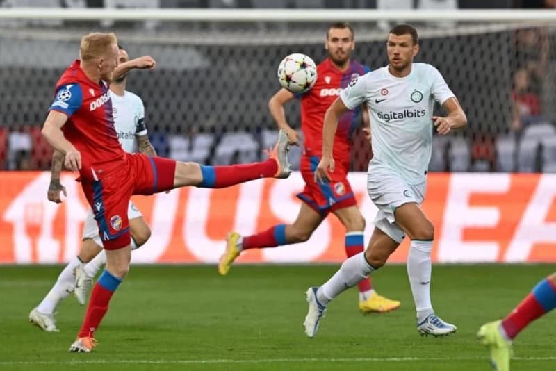 Edin Džeko u društvu Lea Messija, ispred Erlinga Haalanda