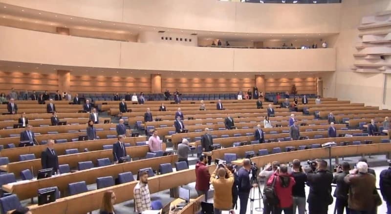 Komisija: Nije po Ustavu obustava plaće zastupnicima i delegatima ako neopravdano izostaju