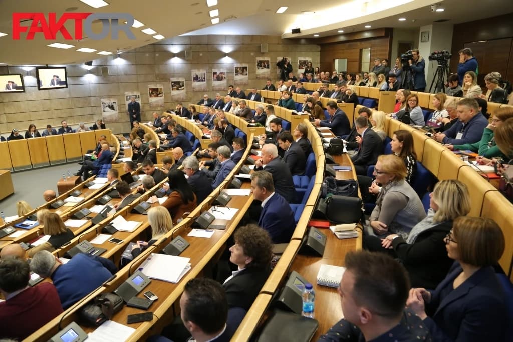 Samo što je počela sjednica Zastupničkog doma, zatražena pauza