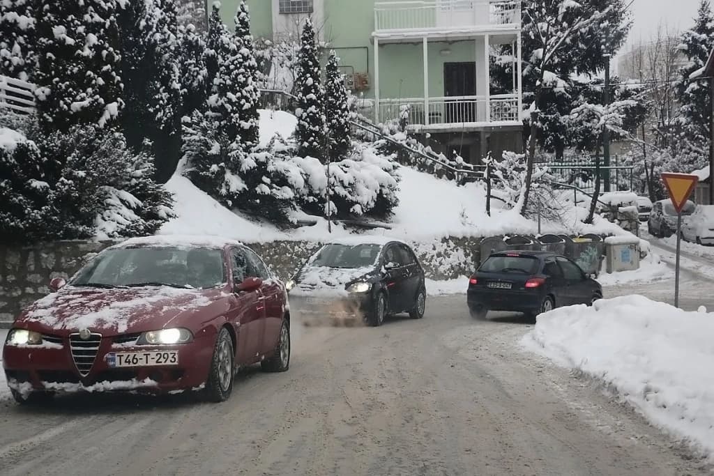 Ugaženi snijeg otežava odvijanje saobraćaja, vozači se upozoravaju na maksimalan oprez