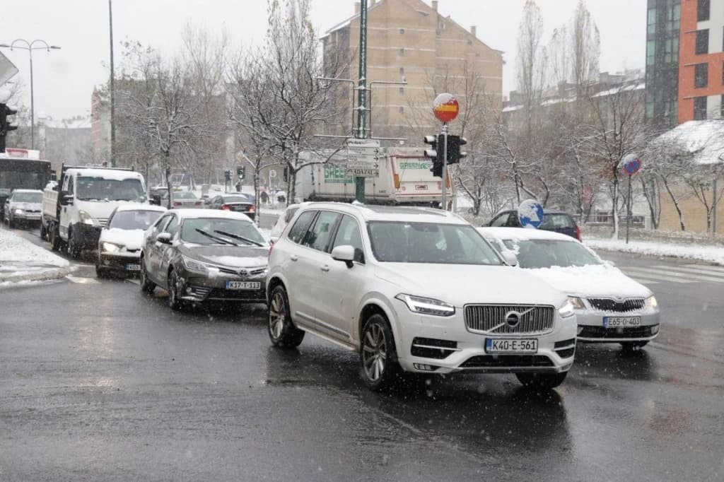 Na putevima u zapadnoj Bosni zimski uvjeti vožnje - snijeg i jak vjetar