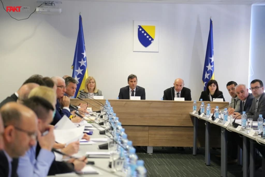 Novalić priča jedno, banke drugo: Ko će građanima dati tačnu informaciju o kreditima?
