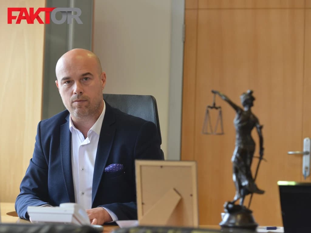 VSTV Viber Official: Milane, neprijatno je...