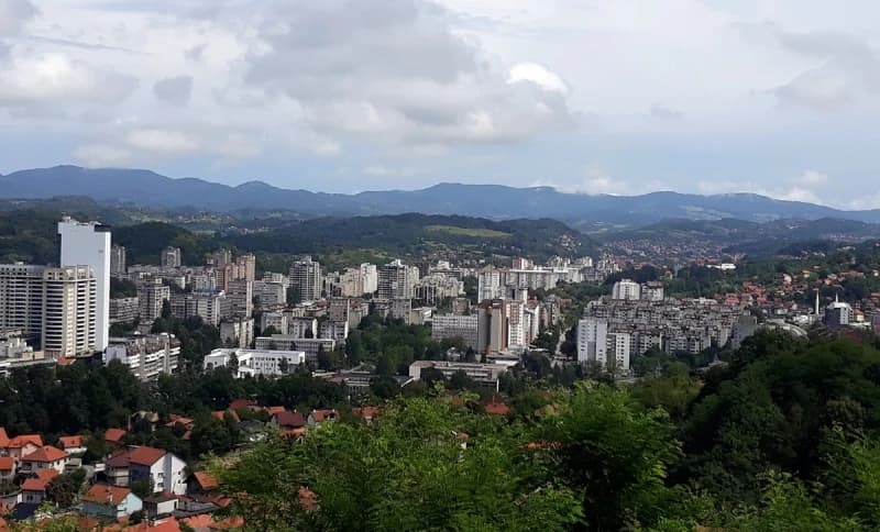 Koalicija za borbu protiv mržnje Tuzla: Kazniti sramni postupak uzvikivanja "Nož, žica, Srebrenica" 
