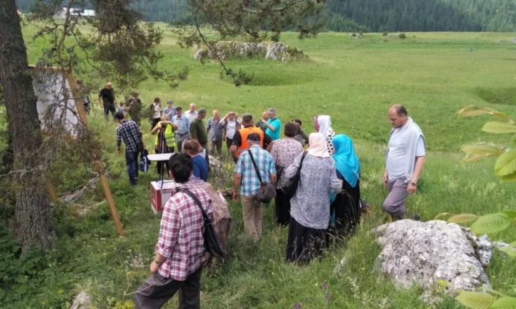 Tokom agresije na BiH u ovom gradu je ubijeno oko 1.500 Bošnjaka, uglavnom civila