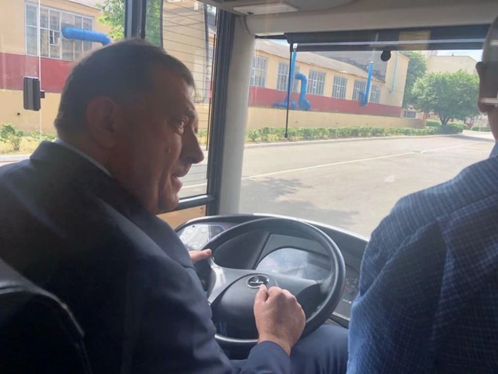 Dodik se u Bjelorusiji okušao kao vozač autobusa