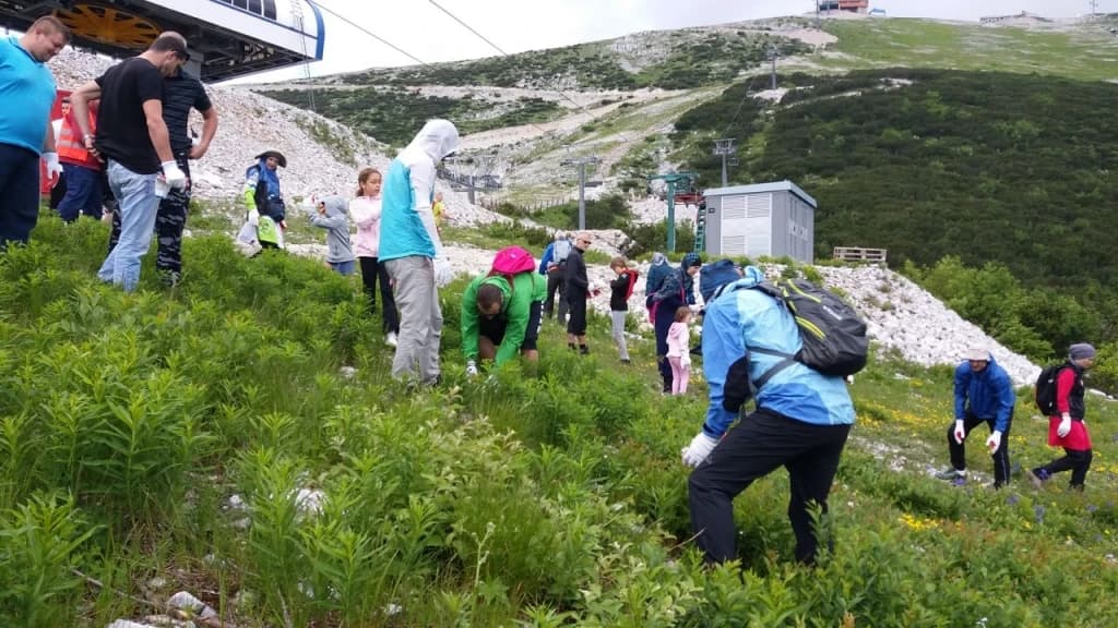 Volonteri čistili kamenje sa staze na Bjelašnici, odvezeno deset punih prikolica