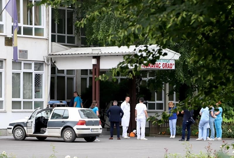 Nakon pokušaja ubistva nastavnika u Lukavcu: Šta se promijenilo u školama, ko mora imati panik taster, videonadzor i zaštitra?