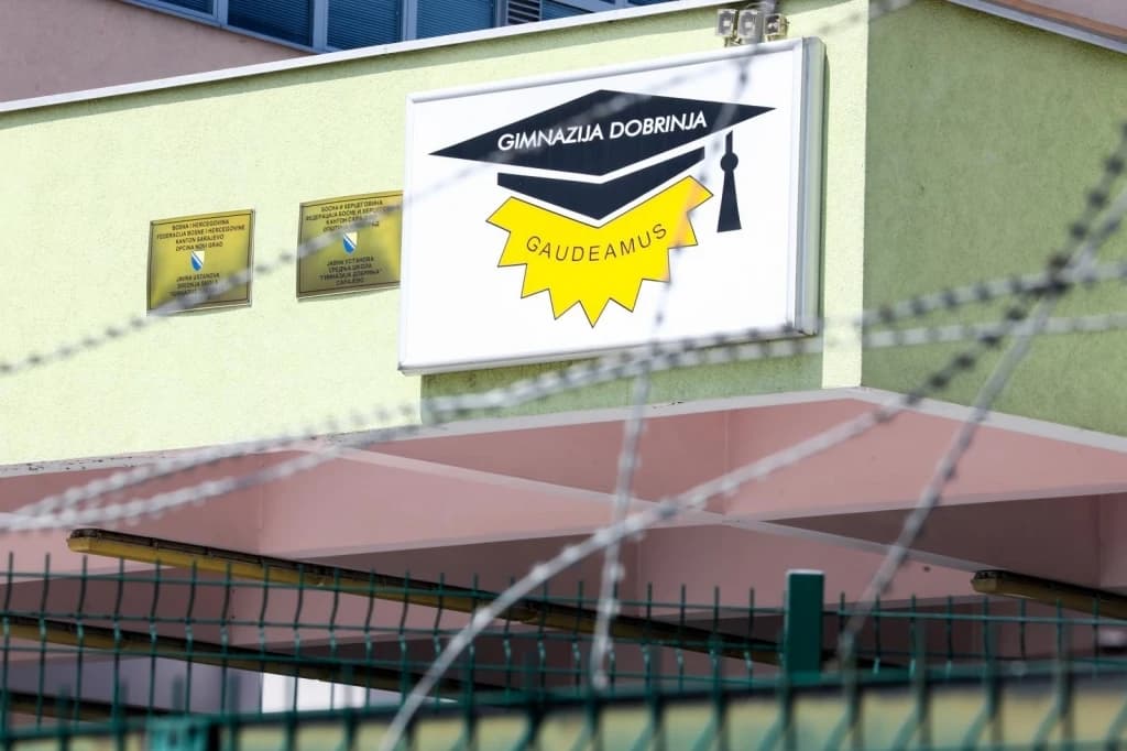 Na ogradi Pete gimnazije postavljena bodljikava žica