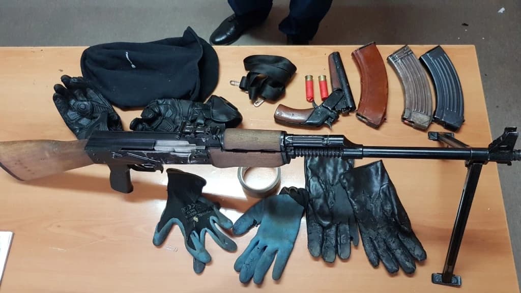 Pronađene puške, fantomke i auto: Uhapšeni pljačkaši pumpe u Cazinu