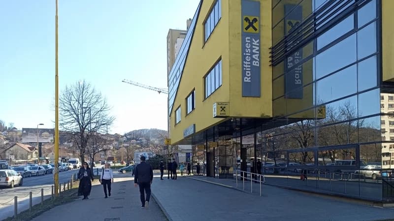 Policija ispred poslovnice