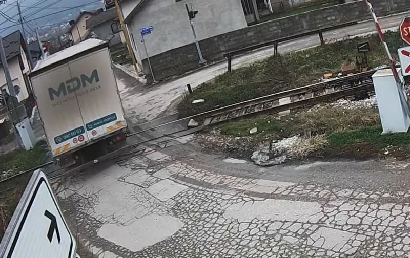 Uništena rampa na pružnom prelazu u Banjoj Luci