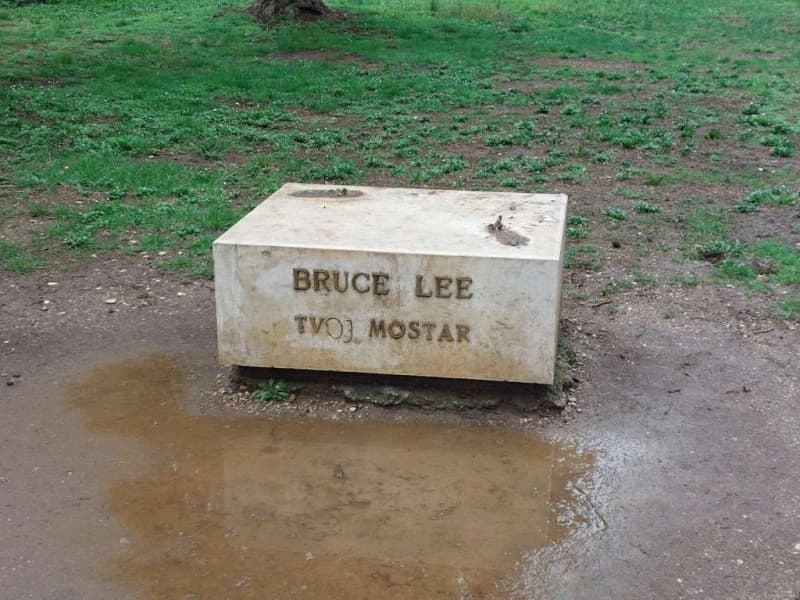 Bruce Lee, postolje, Mostar