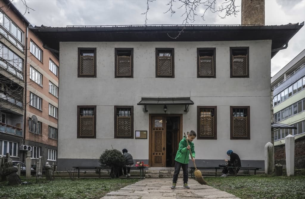 AA-20240309-33936698-33936684-BIH_SARAJEVSKE_DZAMIJE_UREDENE_UOCI_RAMAZANA.jpg