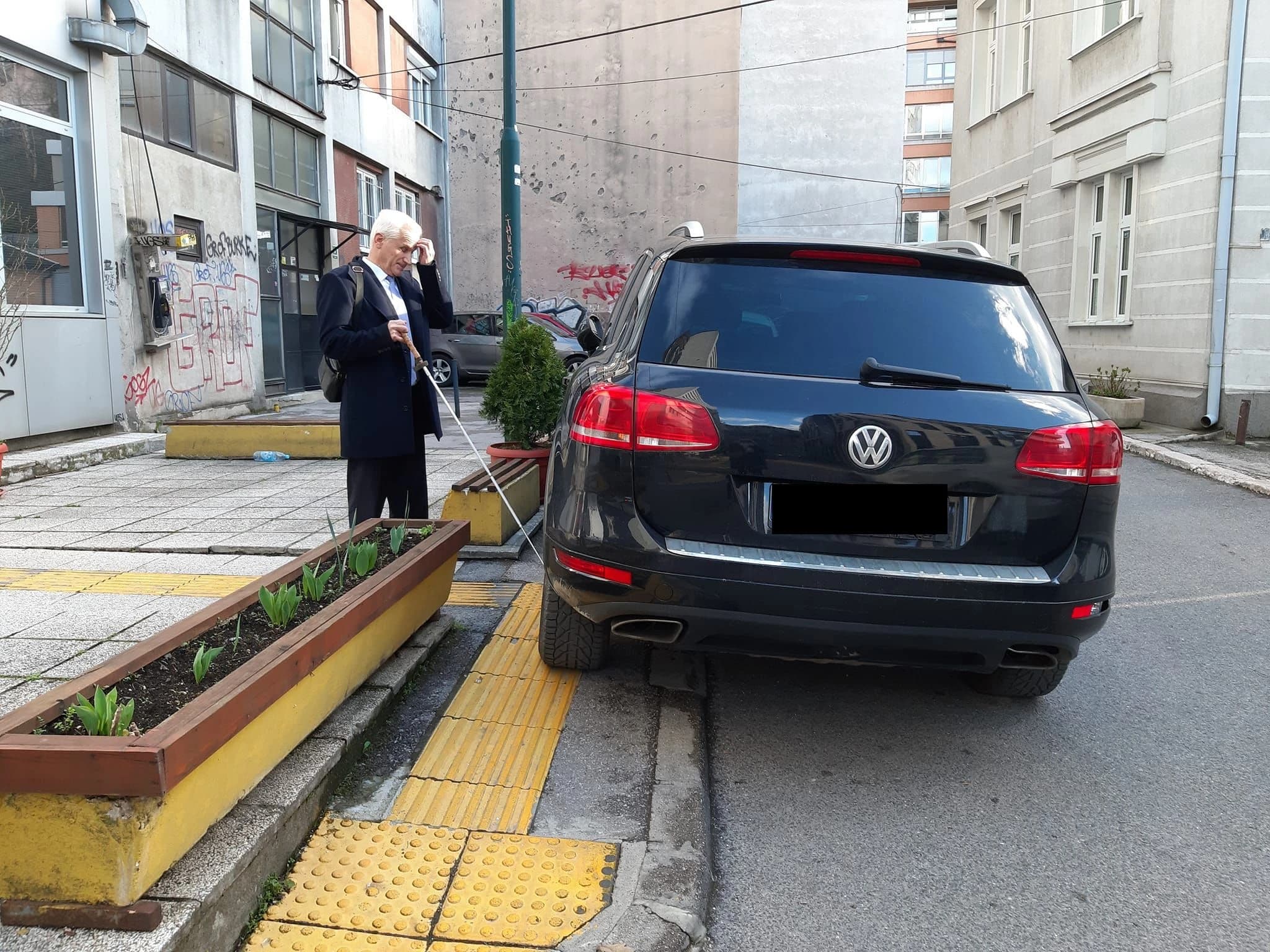 Auto parkirano ispred Udruženja slijepih KS