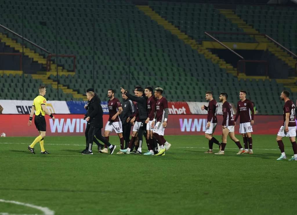 Nezadovoljni igrači Sarajeva prigovaraju arbitru