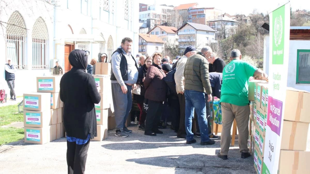 Podjela paketa ispred Istiklal džamije u Sarajevu