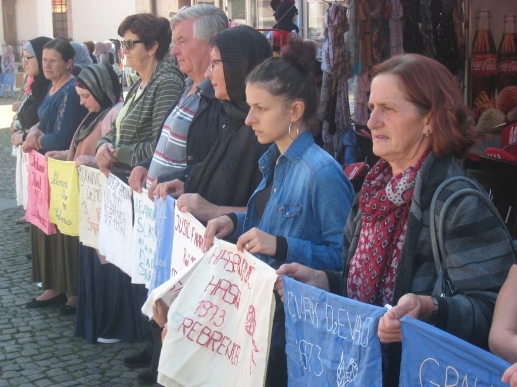 Nura Begović (prva u redu): Neumorni borac za žrtve