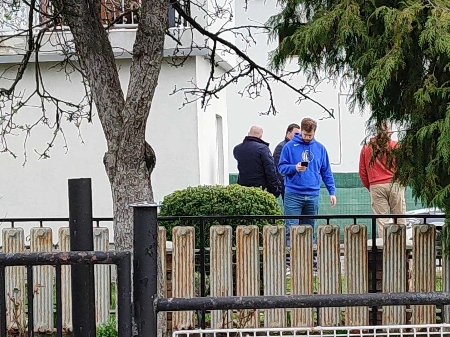 Irfan Čengić ispred kuće na koju je bačena bomba