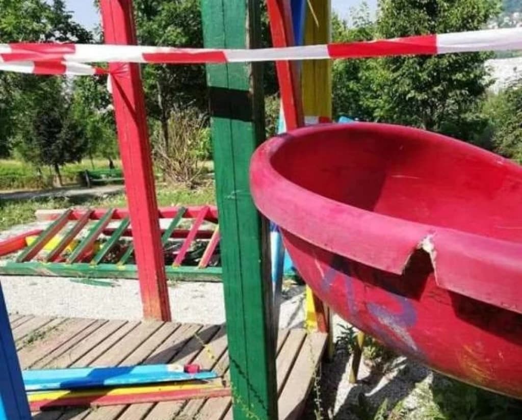 Ko uništava dječija igrališta u općini Centar