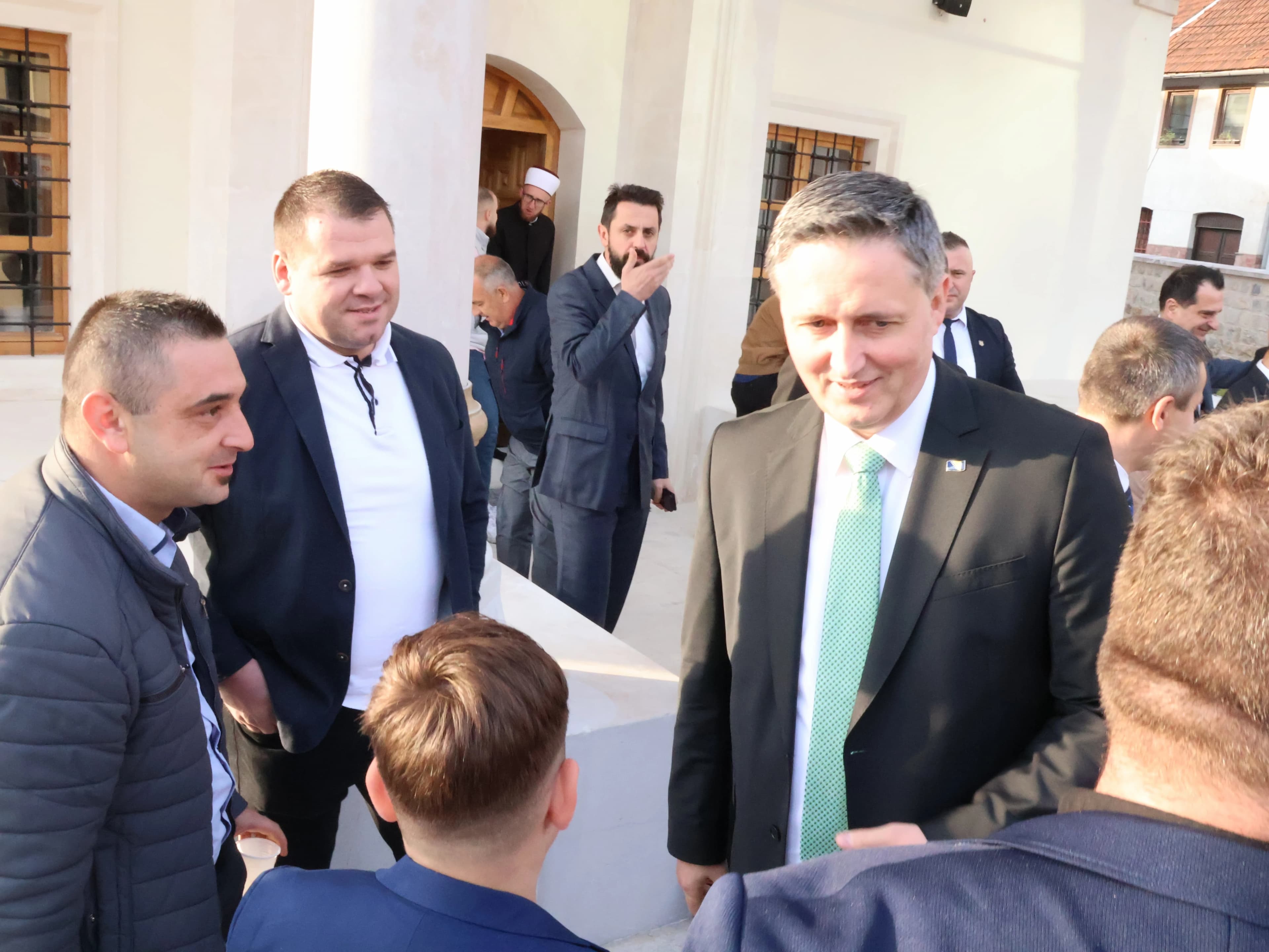 Denis Bećirović u razgovoru s povratnicima