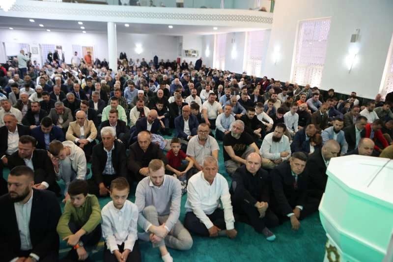 Vjernici na bajram namazu