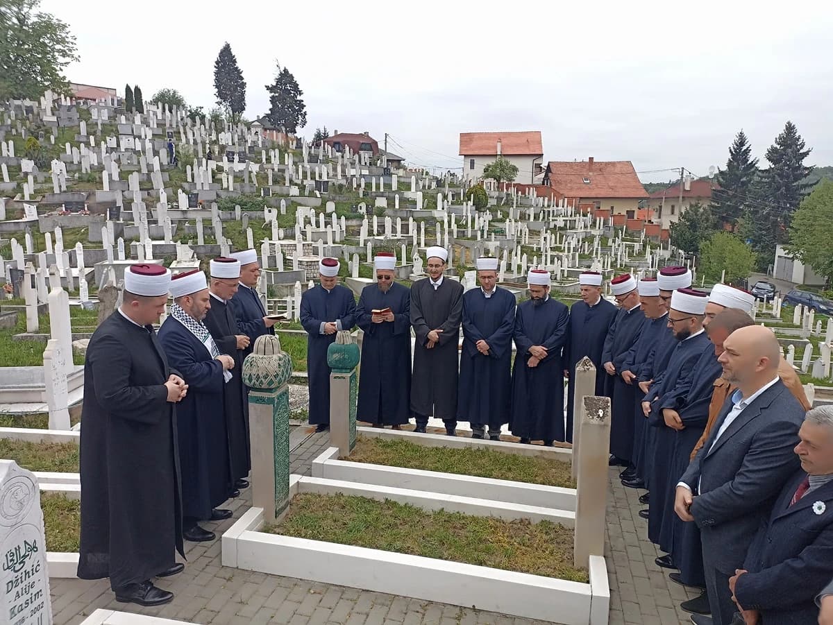 Odavanje počasti na mezarju Goli Brijeg