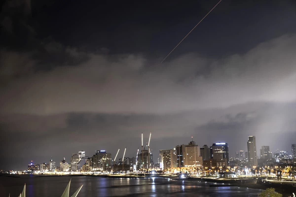 FOTO: AA / Eksplozije i let raketa na nebu iznad Tel Aviva