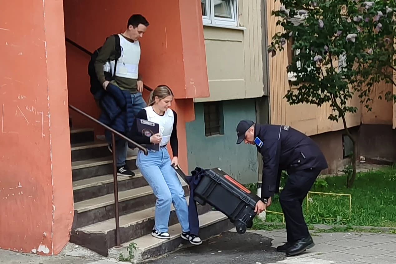 Policija iznosi dokazni materijal