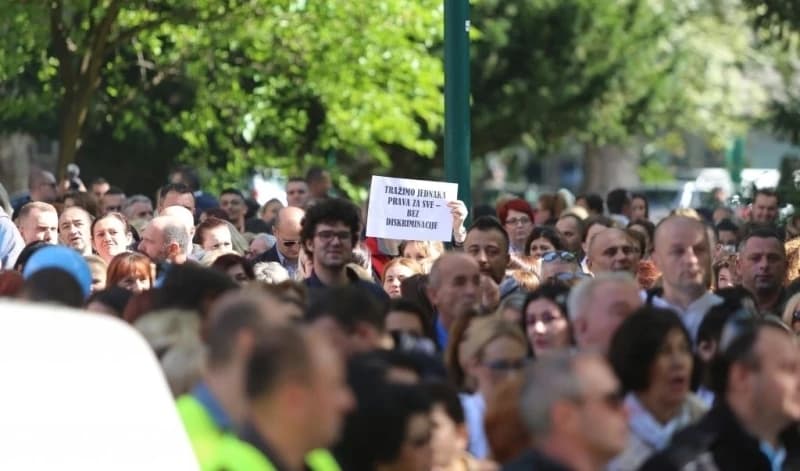 Detalj sa ranijih protesta radnika u zdravstvu ispred zgrade Vlade KS