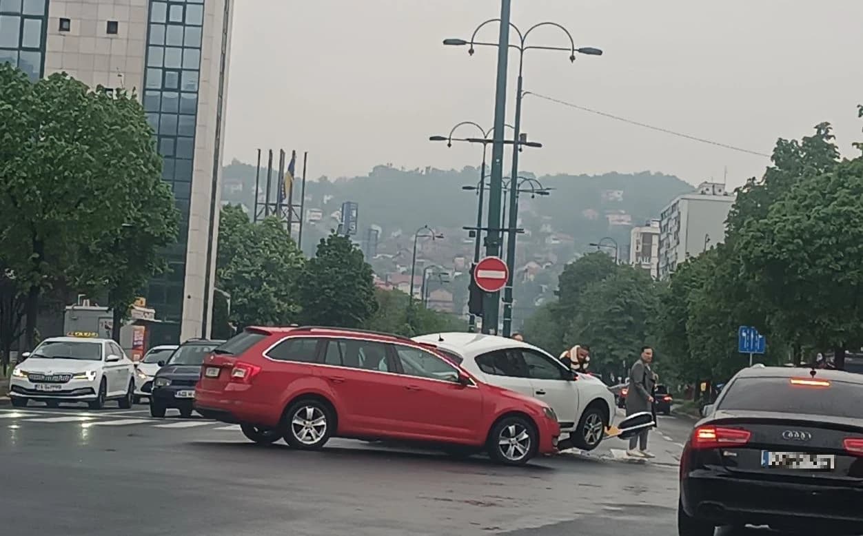 Saobraćajna nezgoda kod Hitne pomoći