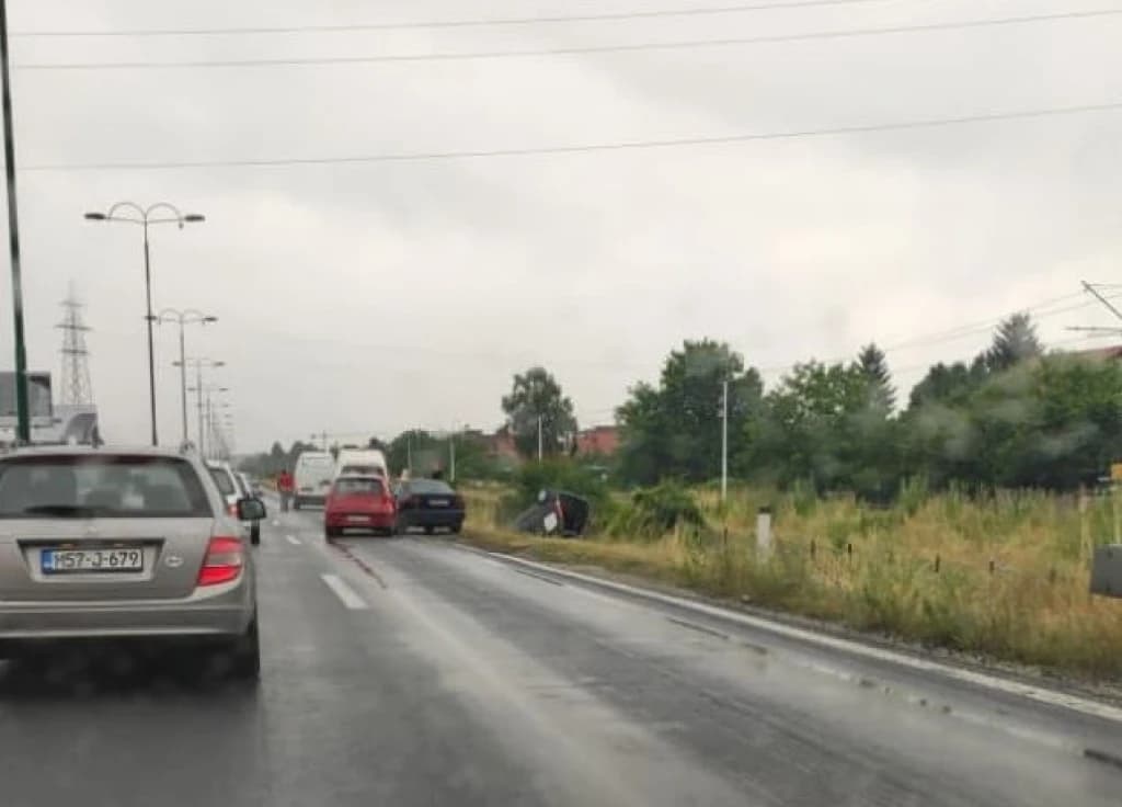 Vozilo sletjelo s ceste u Blažuju i prevrnulo se u jarak 
