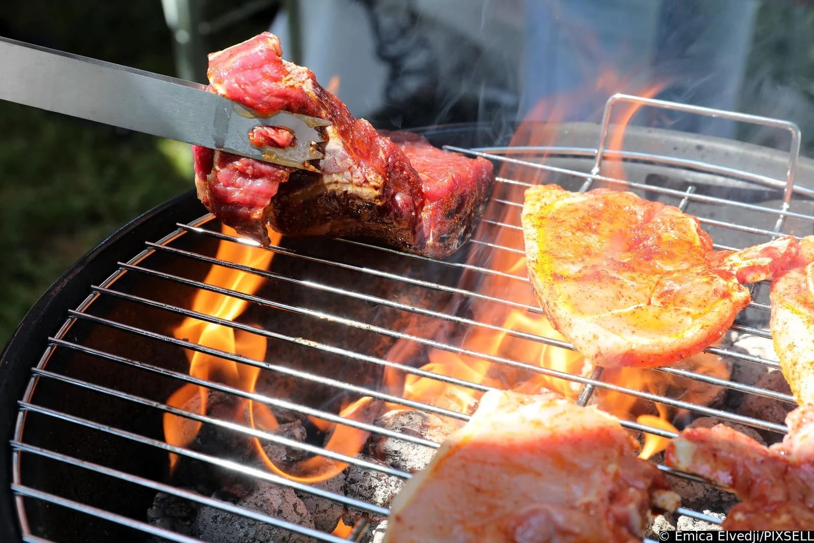 Ako se meso mora peći na žaru na direktnoj vatri, često ga okrećite