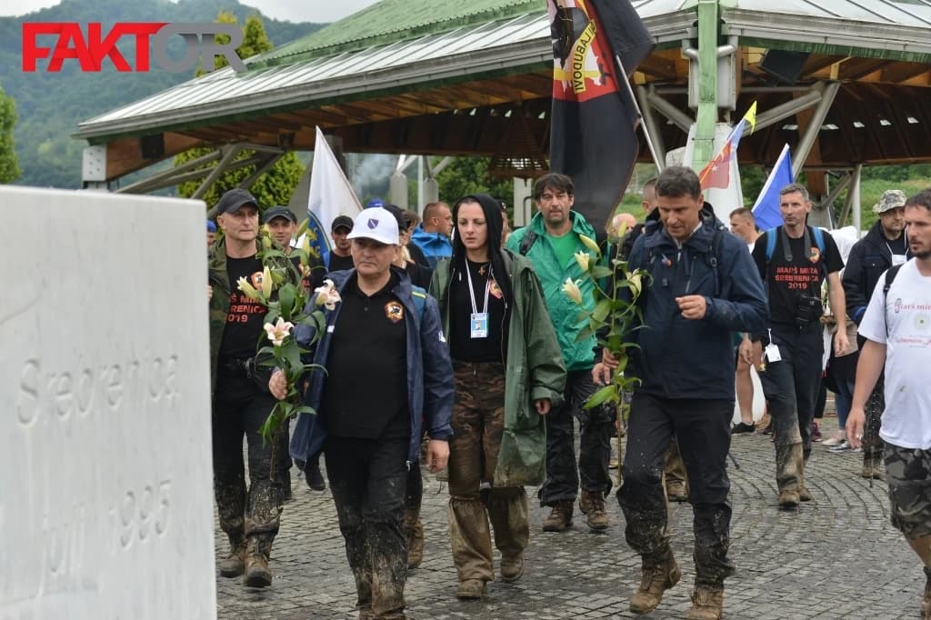 Prvi učesnici "Marša mira" pristižu, među njima Crni labudovi, Novalić, Bukvarević
