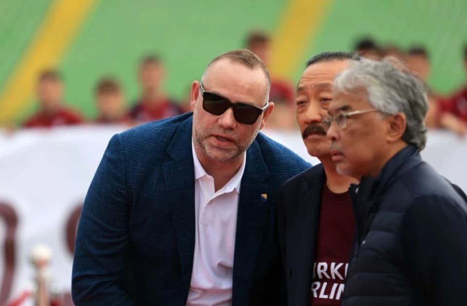 Sultan Abdullah, Vincent Tan i Ismir Mirvić na Koševu