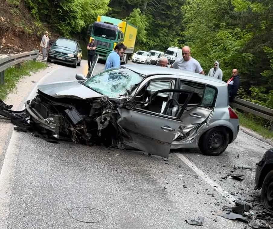 Jedan od automobila potpuno smrskan