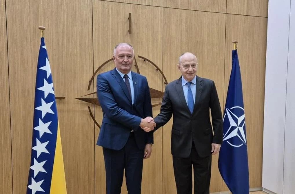 Helez sa zamjenikom generalnog sekretara NATO-a Mirceom Geoanom