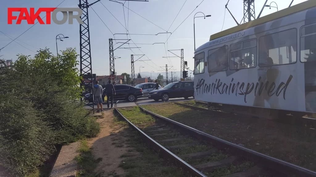 "Kucnuli" se na kružnom toku na Ilidži, pa zaustavili tramvaje