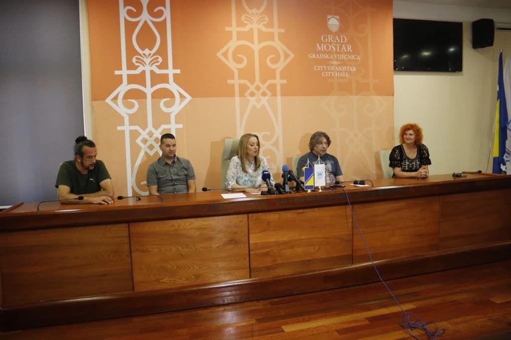 Detalj sa pres-konferencije 