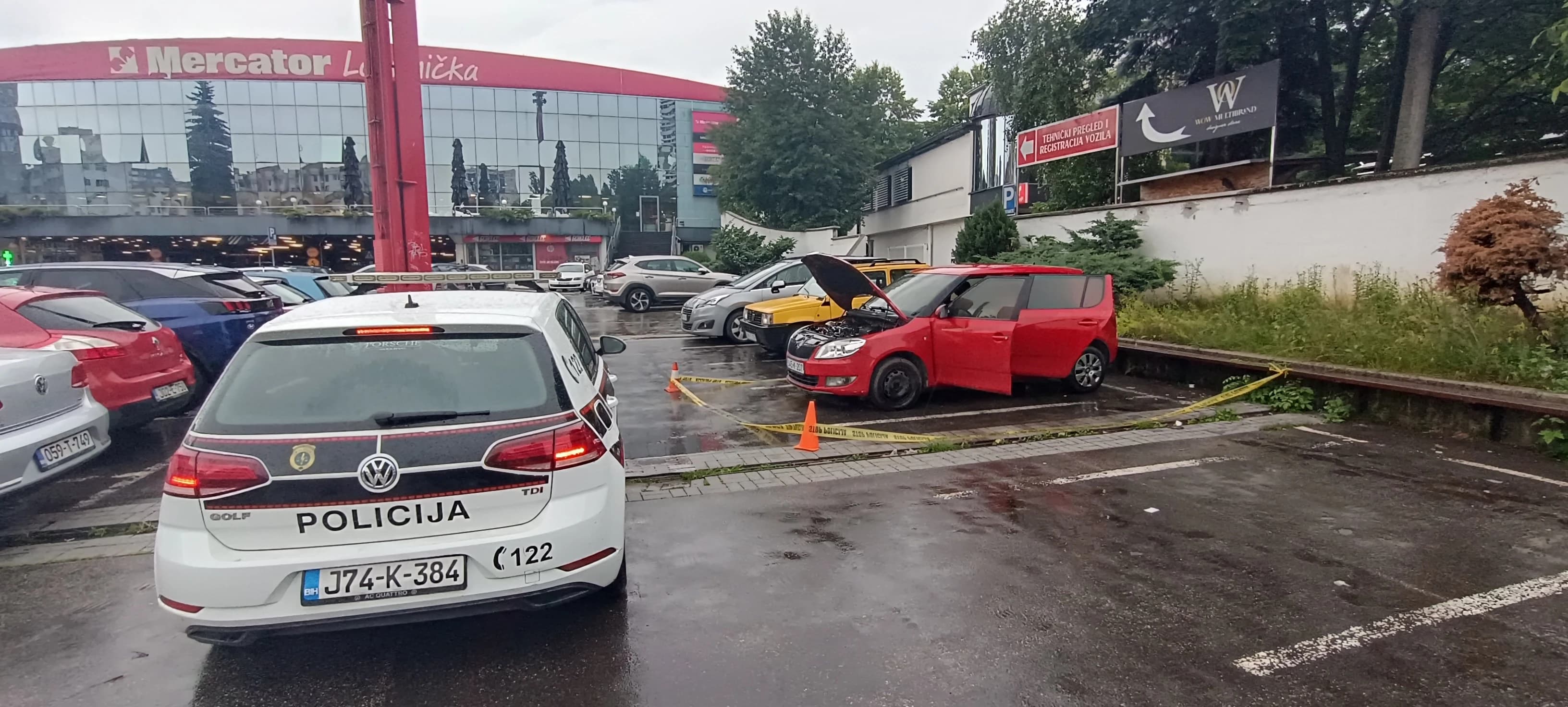 Automobil gorio kod Mercatora u Sarajevu