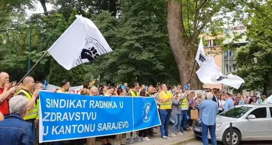 Sa protesta ispred zgrade Vlade KS