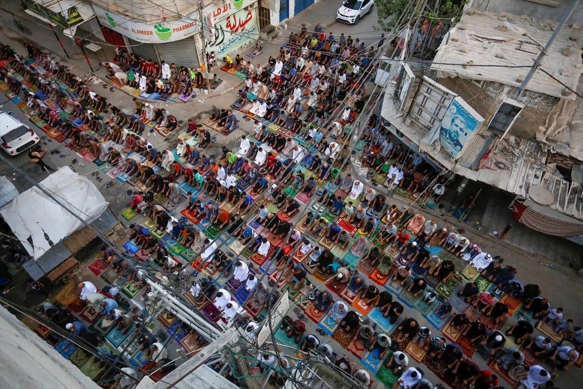 Bajram-namaz među ruševinama