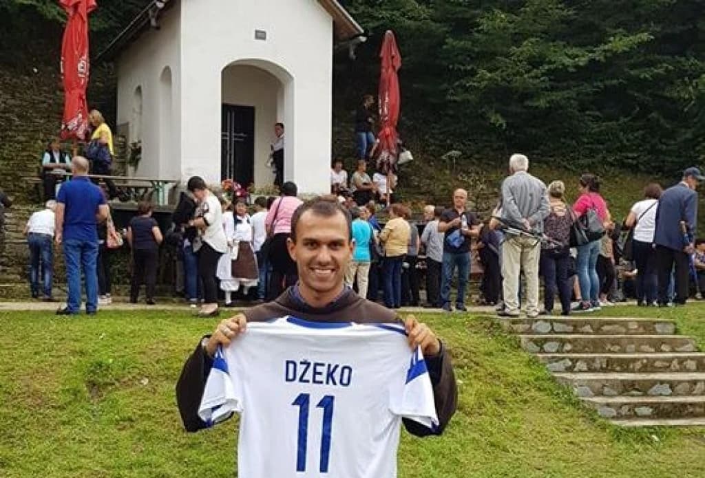 Fratar Julijan Madžar pozirao sa dresom Edina Džeke